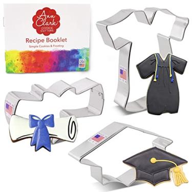 Imagem de Conjunto de 3 peças de cortador de biscoito de graduação 2023, boné de formatura, diploma e vestido de formatura feito nos EUA por Ann Clark