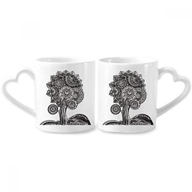 Imagem de Conjunto de canecas de porcelana para casal de flores brancas pretas e brancas com alça de coração