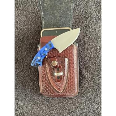 Imagem de Faca Campeira Skinner Muladeira Artesanal 15cm com Lâmina Inox 8cm, Cabo Madeira Muirapiranga ou Resina + Bainha para Celular – Versátil para Churrasco, Campo, Uso Rural e Dia a Dia (Azul Lisa)