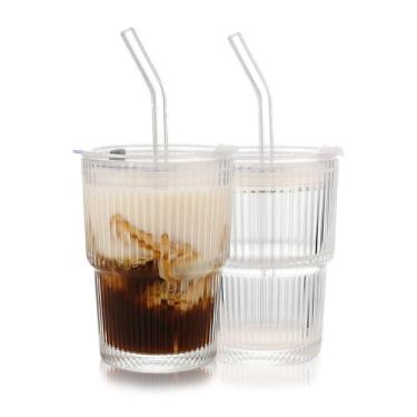 Imagem de WeirdUncle Conjunto de 2 copos de vidro com nervuras com tampas e canudos, copos de vidro transparente vintage de 400 ml, grande capacidade, inquebrável, design canelado, ideal para viagens, café