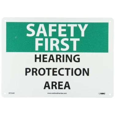 Imagem de NMC Placa SF53AB OSHA, legenda "SAFETY FIRST - HEARING PROTECTION AREA", 35,56 cm de comprimento x 25,4 cm de altura, alumínio, preto/verde em branco