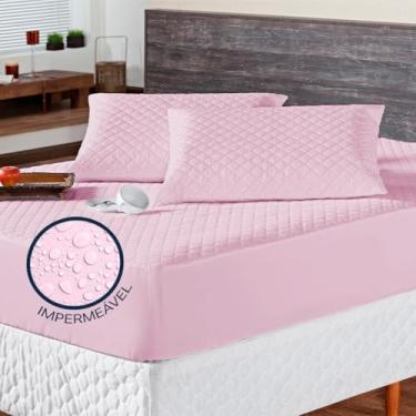 Imagem de Kit Capa Impermeável Protetora para Colchão + Protetore de Travesseiro Impermeável - 4 Camadas de Proteção - Respirável e Não faz barulho (Rosa, Casal)