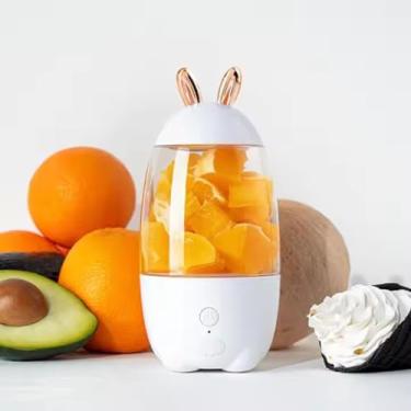 Imagem de Mini Liquidificador Portátil com Copo Leve e Design Compacto, USB Recarregável, 330ml, Ideal para Sucos, Vitaminas e Shakes em Casa, Trabalho, Academia ou Viagens