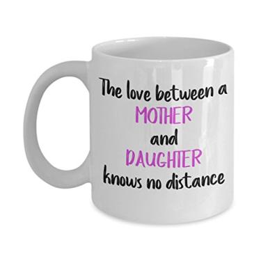 Imagem de Caneca The Love between A Mother and Daughter Knows No Distance – Presente de Dia das Mães da Filha – Copo de café de cacau quente divertido – Chris de aniversário