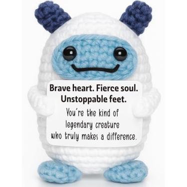 Imagem de Handmade Crocheted Mini Plush with Courageous Spirit Message - Meaningful Desk Companion & Recognition Token for Leaders, Medical Professionals, Graduates, & High Achievers