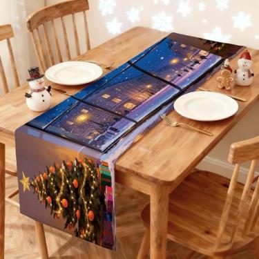 Imagem de Caminho de mesa de Natal 33 x 91 cm - Decoração de mesa de jantar de cozinha de inverno árvore de Natal impressa com presentes por janela, corredor com visão noturna de cidade nevada para decoração de