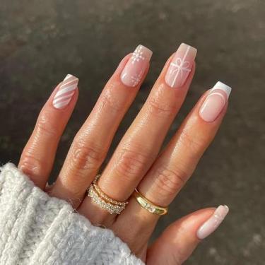 Imagem de Unhas postiças quadradas curtas de ponta francesa com design de caixa de presente de floco de neve, unhas postiças de acrílico rosa nude, unhas postiças reutilizáveis de inverno para mulheres e