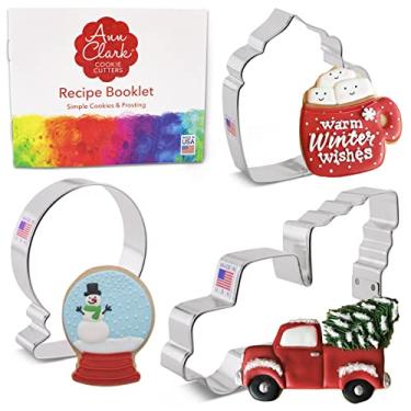 Imagem de Ann Clark Cookie Cutters Conjunto divertido de inverno com folheto de receitas, globo de neve, caminhão com árvore e caneca de café da Flour Box Bakery