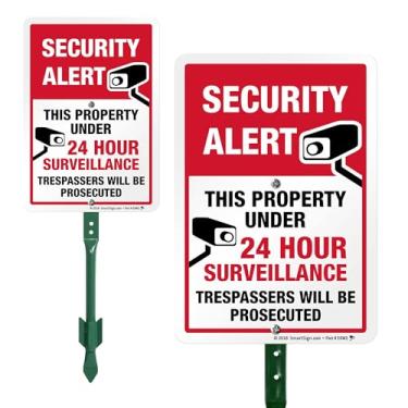Imagem de SmartSign Alerta de segurança - Esta propriedade sob vigilância de 24 horas, invasores serão processados placa para gramado | Kit de placas e estaca de 51 cm de altura