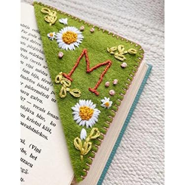 Imagem de 2 Pacotes Bordados à Mão Personalizados Bookmark de Canto, Cute Felt Triangle Bookmark, Felt Triangle Bookmark, Cute Flower Letter Bookmark Bookmark para Professores Amantes (Summer,D)