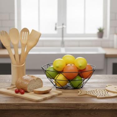 Imagem de KIT LAR DOCE LAR | 1 Fruteira Aramada + 1 Conjunto de Utensílios + 1 Tábua + 2 Descansos de Panela de Bambu | Organização e Estilo para Sua Cozinha (Branca)