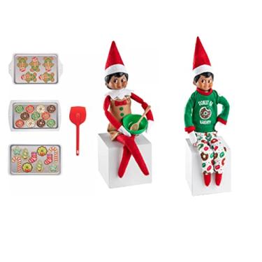 Imagem de The Elf on the Shelf Conjunto PJ and Baker – Conjunto Itty Bitty Baker com espátula, avental, tigela de mistura, bandejas de biscoitos e conjunto de pijama de donut – pacote com 8 unidades