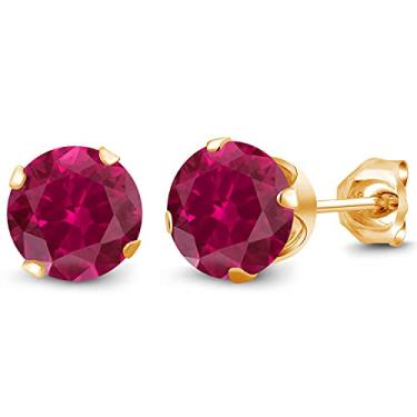 Imagem de Gem Stone King Brincos de pedra preciosa redonda banhados a ouro amarelo 18K de 7 mm para mulheres e homens, Prata esterlina, pedra preciosa, Rubi sintético