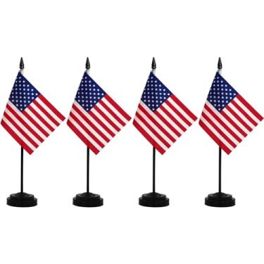 Imagem de Roll Maven Conjunto de 4 bandeiras de mesa dos EUA - 12,7 x 20,3 cm bandeira de escritório americana em miniatura com poste sólido de 30,5 cm base preta e topo de lança