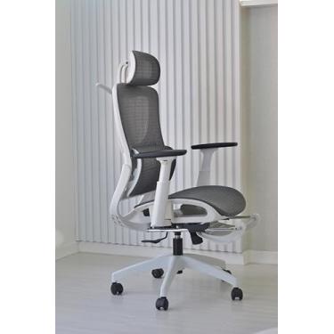 Imagem de Cadeira de escritório, design ergonômico com suporte lombar independente, malha respirável mesh, encosto de cabeça ajustável, apoio de pés 150kg BlidShop Branca e Preta