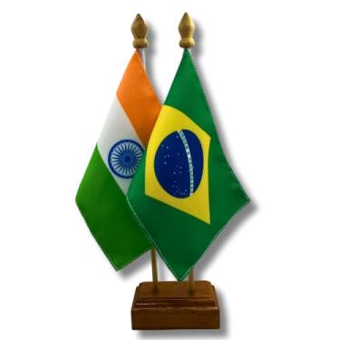Imagem de Bandeira de Mesa Elegance Brasil e Índia, Dupla Face, 19x13cm, Base em Madeira, 30cm Altura Total, Decorativa para Escritório e Eventos