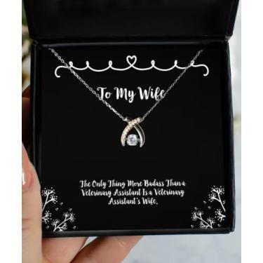 Imagem de Presentes brilhantes para esposa, The Only Thing More Badass Than a Veterinary Assistant is a, Love Wishbone Dancing Necklace for Wife from Husband