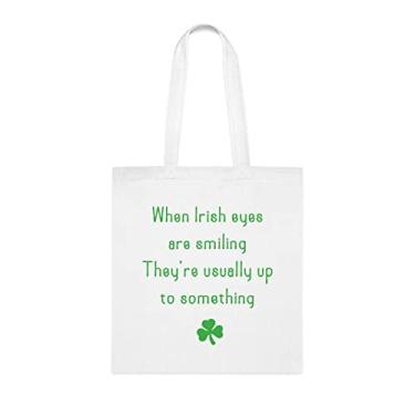 Imagem de Bolsa When Irish Eyes Are Smiling They 'Re Usually Up To Something com presente irlandês engraçado, bolsa de ombro irlandesa, sacos reutilizáveis irlandeses, ideia de presente de cesta de Natal de aniversário, Branco