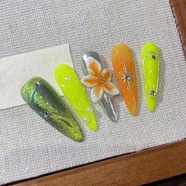 Imagem de Unhas de amêndoa longas de luxo com cola, unhas postiças verdes feitas à mão com strass, design artístico de flores 5D, purpurina, gel multicamadas, unhas postiças 100% feitas à mão para mulheres