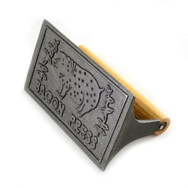 Imagem de Norpro Prensa de bacon de ferro fundido com cabo de madeira