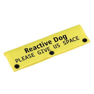 Imagem de Camiseta divertida para cães com alça reativa para cães Please Give Us Dog Leash Wrap Sleeve Alert Tag Presente de aniversário para animais de estimação (espaço reativo para cães - manga YE)
