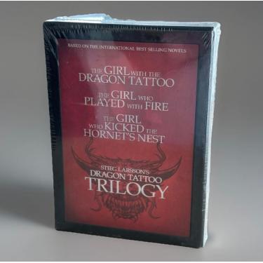 Imagem de The Stieg Larsson Trilogy (The Girl with the Dragon Tattoo / The Girl Who Played With Fire / The Girl Who Kicked the Hornet's Nest)