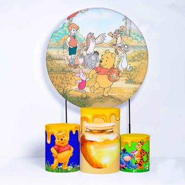 Imagem de Kit Painel de Festa Redondo de 1,30m e Trio de Cilindros Ursinho Pooh - Fera Print
