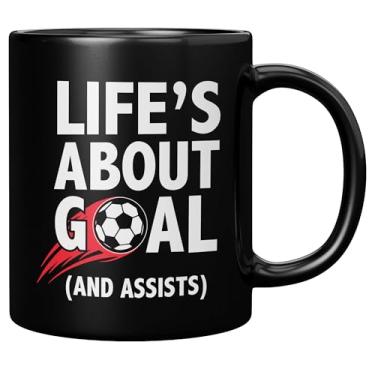 Imagem de Life's About Goals And Assists Presentes de jogador de futebol para filho irmão sobrinho de mãe pai tio tia treinador presentes novidade esportes caneca de cerâmica 325 ml preto