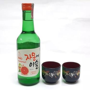 Imagem de 01 Bebida Alcoólica Soju Coreano com Sabor (Morango, Pêssego, Uva, Toranja, Yogurt, Ameixa, Blueberry) + 02 Copo Guinomi (Copo Flor de Sakura, Toranja)