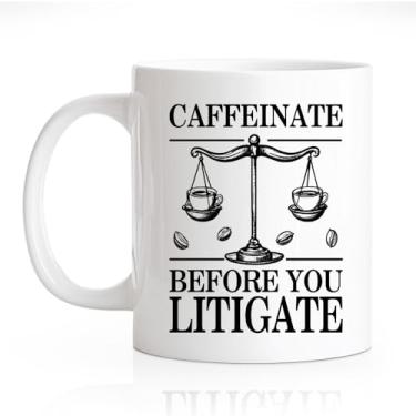 Imagem de RZHV Caffeinate Before You Litigate Caneca novidade de 325 ml, caneca engraçada de equilíbrio de grãos de café, caneca de café para amante de café, advogado paralegal, presentes de graduação para