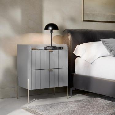Imagem de mesa de cabeceira com gaveta cinza riscada laqueada para quarto de cas