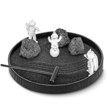 Imagem de Kit de jardim Zen Space para mesa – Mini jardim zen redondo de 20,8 cm com astronautas, areia preta, pedra e ancinho, decoração de mesa relaxante para escritório em casa, presentes de decoração de