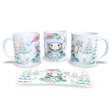 Imagem de Caneca de Natal Mágica com Árvore de Natal Decorada, Porcelana Branca, Design Aquarela em Verde e Rosa, Mensagem Festiva em Português (15784)