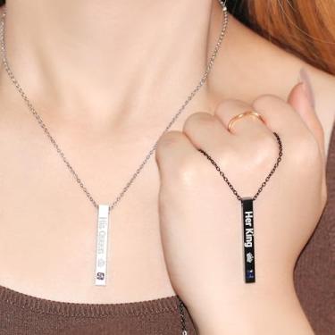 Imagem de Colares de casal His Queen Her King de aço inoxidável | Pingente retangular com coroa e incrustação de zircônia | Pedras de zircão rosa e azul | Conjunto de joias românticas para casais YA3870, Medium