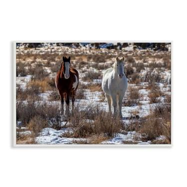 Imagem de Stupell Industries "Par de cavalos arcos na neve", arte giclée emoldurada, branca, 45,7 x 30,5 cm