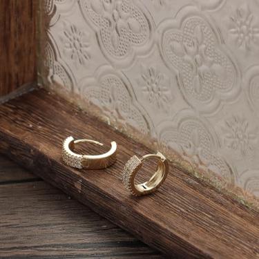 Imagem de Brincos de argola de ouro para mulheres modernos, banhados a ouro 14K, brincos de argola pequenos para mulheres, brincos de argola de zircônia cúbica para mulheres