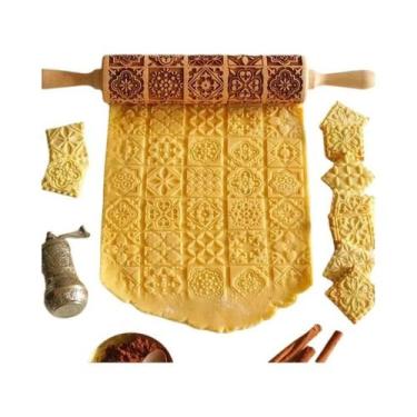 Imagem de Rolo De Massa De Madeira De Natal Com Padrão Floco De Neve E Alce Para