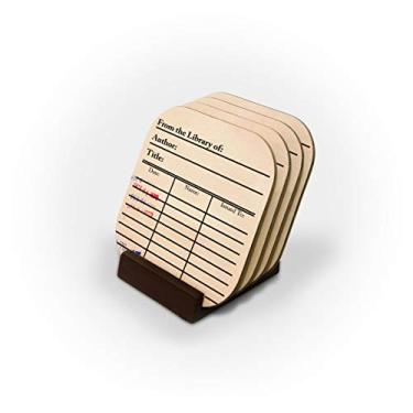 Imagem de Conjunto de porta-copos de cartão de biblioteca com suporte. 4 porta-copos de caneca de café com cartão de biblioteca com design de carimbos de vencimento, presente de livro, presente literário