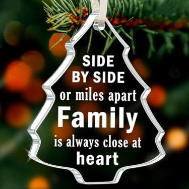 Imagem de Enfeite de Natal para a família 2025 – Side by Side or Miles Apart, Family is Always Close at Heart – Decoração de árvore de férias, longa distância, ornamento de lembrança para pais