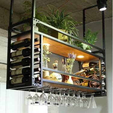 Imagem de Suporte vintage para copos de vinho e garrafa de teto - Exibição de taças de metal para bar, restaurante, café - solução de armazenamento elegante para amantes de vinho