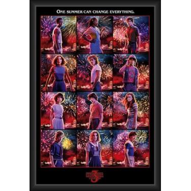 Imagem de BUY ART FOR LESS Pôster de arte emoldurado de personagens Stranger Things oficialmente licenciado - 61 x 91 cm - Moldura de madeira projetada resistente com vidro plexi - Pronto para pendurar