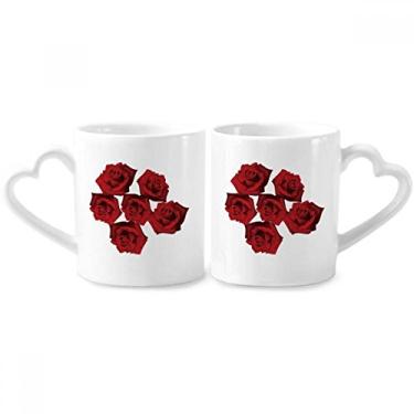 Imagem de Conjunto de canecas de porcelana para casal com flores de rosas vermelhas e alças de coração