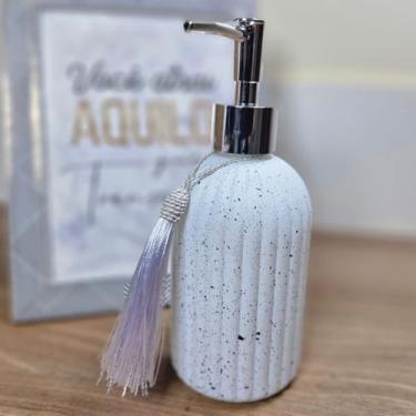 Imagem de Dispenser de Sabonete Líquido Porta Sabonete Liquido Banheiro Lavabo Saboneteira Decorativa Premium Saboneteira de Vidro Branco Fosco 400ml com Válvula Prata e Pingente Decorativo – Luiggi Presentes®