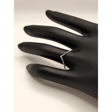 Imagem de Anel Prata 925 Liso em V: Elegância e Minimalismo em um Único Acessório (N°22)