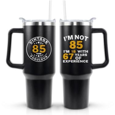 Imagem de Qeenking Presentes de aniversário de 85 anos para ele - Copo de aniversário de 1939 para mulheres, homens, pai, mãe - Caneca de viagem de aço inoxidável de 1,134 g, garrafa de água com alça e canudo -
