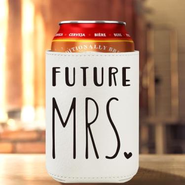 Imagem de Funny Future Mrs Bridal Gifts 2025 Presente de noivado para noivas para mulheres, presente de chá de casamento para noiva e seus casais do noivo, lata de couro de 340 g, presente de Natal, aniversário