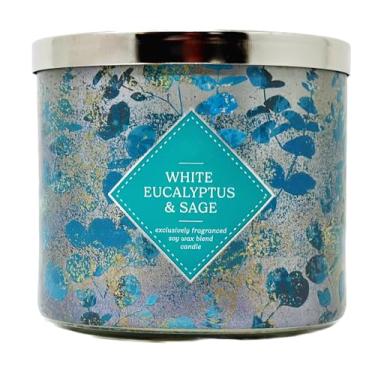 Imagem de Bath + Body Works - Vela branca de eucalipto e sálvia - eucalipto + sálvia mineral + pinho congelado - 3 velas perfumadas fortes com etiqueta decorativa e tampa - 411 g - Novo para 2024