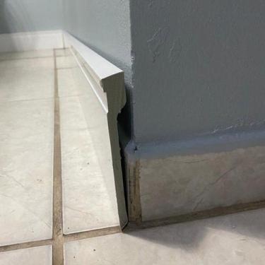 Imagem de Kit com 15 Barras Rodapé de Poliestireno 12cmX15mm Sobrepor Frisado 36