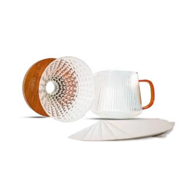 Imagem de Conjunto Kit Cafeteira Hario V60 Bron Coffee, Porta Filtro Cônico com Base de Madeira e Jarra de Borosilicato, Inclui 40 Filtros de Papel