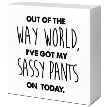 Imagem de LVQHI Placa De Caixa Madeira "Out Of The Way World I'Ve Got My Sassy On Today", Engraçada Para Casa, Decoração Mesa Escritório Com Prateleira